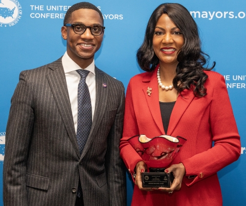 Mayor Tishaura Jones recieves the Public Leadership in the Arts Award